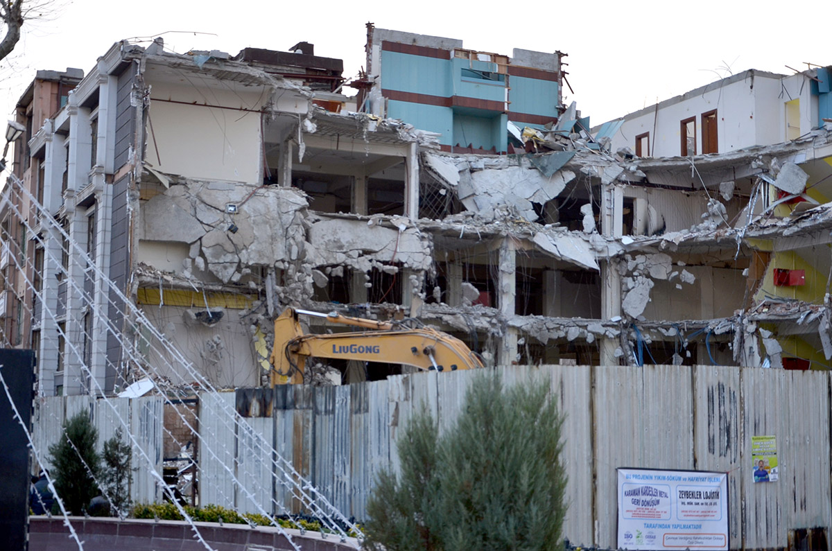 yikimina-baslanan-avcilar-belediye-binasindaki-demir-miktari-sasirtti-5451-dhaphoto6