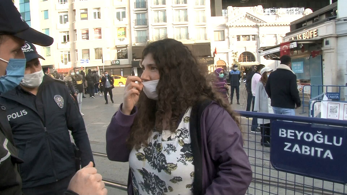 taksimde-sokaga-cikma-kisitlamasina-yakalanan-genc-sanssiz-kiz-diye-cekin-7543-dhaphoto3