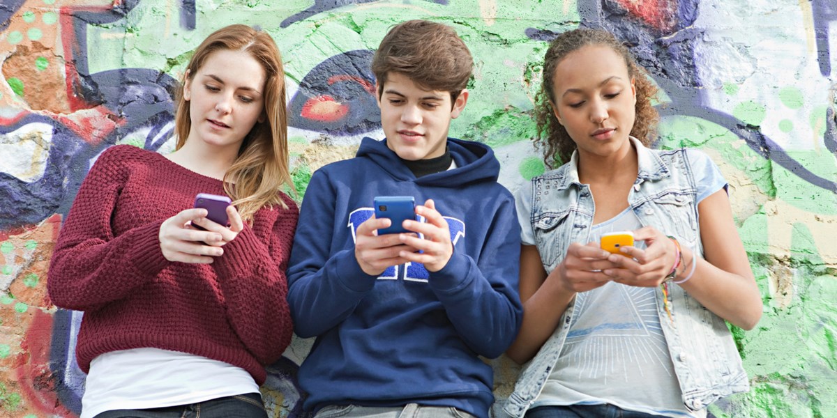 teenagers-using-smartphones-1