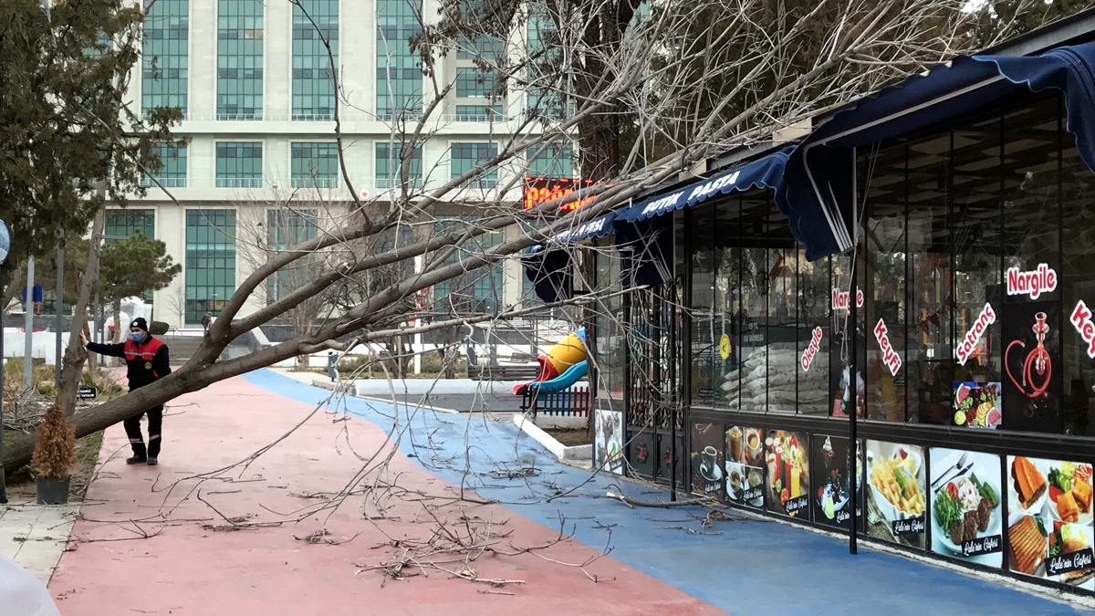 kirikkale-kayseri-kirsehir-ile-nigdede-firtina-hayati-olumsuz-etkiledi3