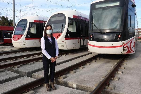 fenalasip-tramvay-raylarina-dusen-kadin-makin-5-13898230-o