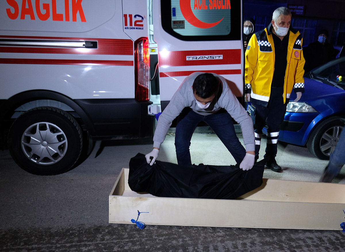 konyada-evde-cikan-yanginda-melek-pencereden-atladi-anne-alevlerin-arasinda-kaldi-anne-kiz-oldu-2-ek-fotograflar-4729-dhaphoto1