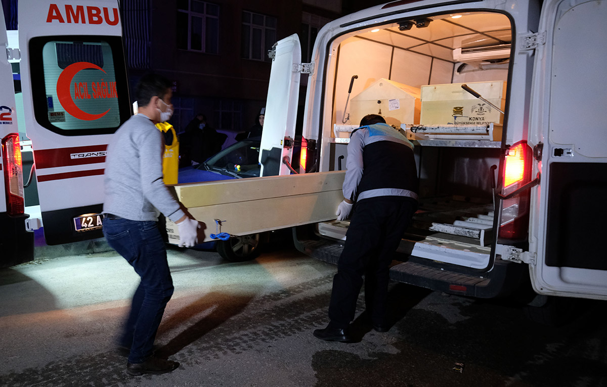 konyada-evde-cikan-yanginda-melek-pencereden-atladi-anne-alevlerin-arasinda-kaldi-anne-kiz-oldu-2-ek-fotograflar-4729-dhaphoto2