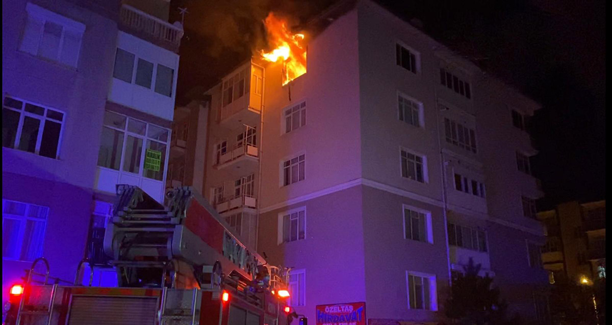 konyada-evde-cikan-yanginda-melek-pencereden-atladi-anne-alevlerin-arasinda-kaldi-anne-kiz-oldu-2-yeniden-5212-dhaphoto1