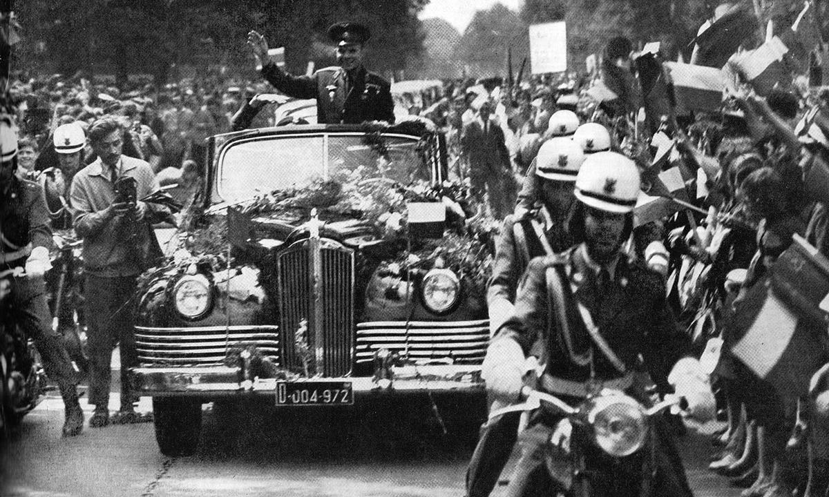 yuri-gagarin-welcome-warsaw-1961-001