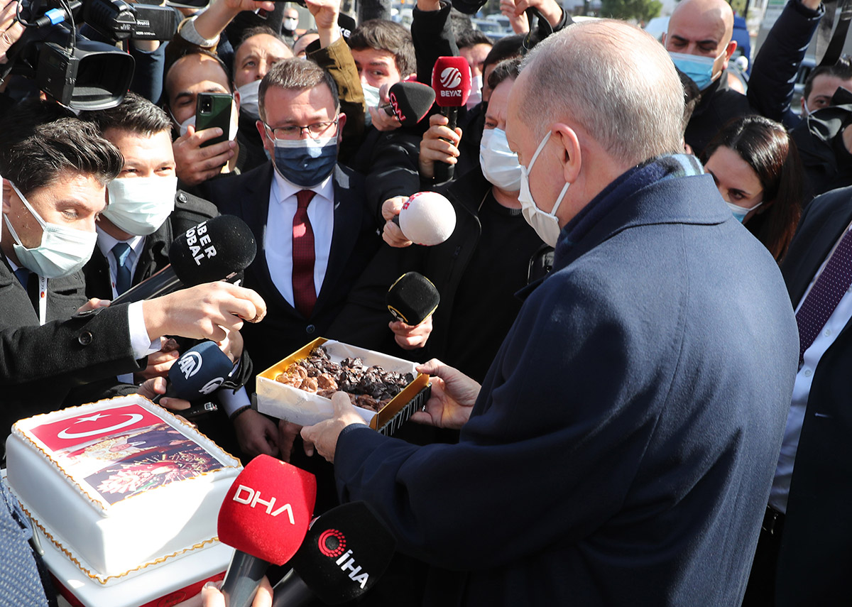 genis-haber-cumhurbaskani-erdogana-evinin-onunde-dogum-gunu-surprizi-4485-dhaphoto3