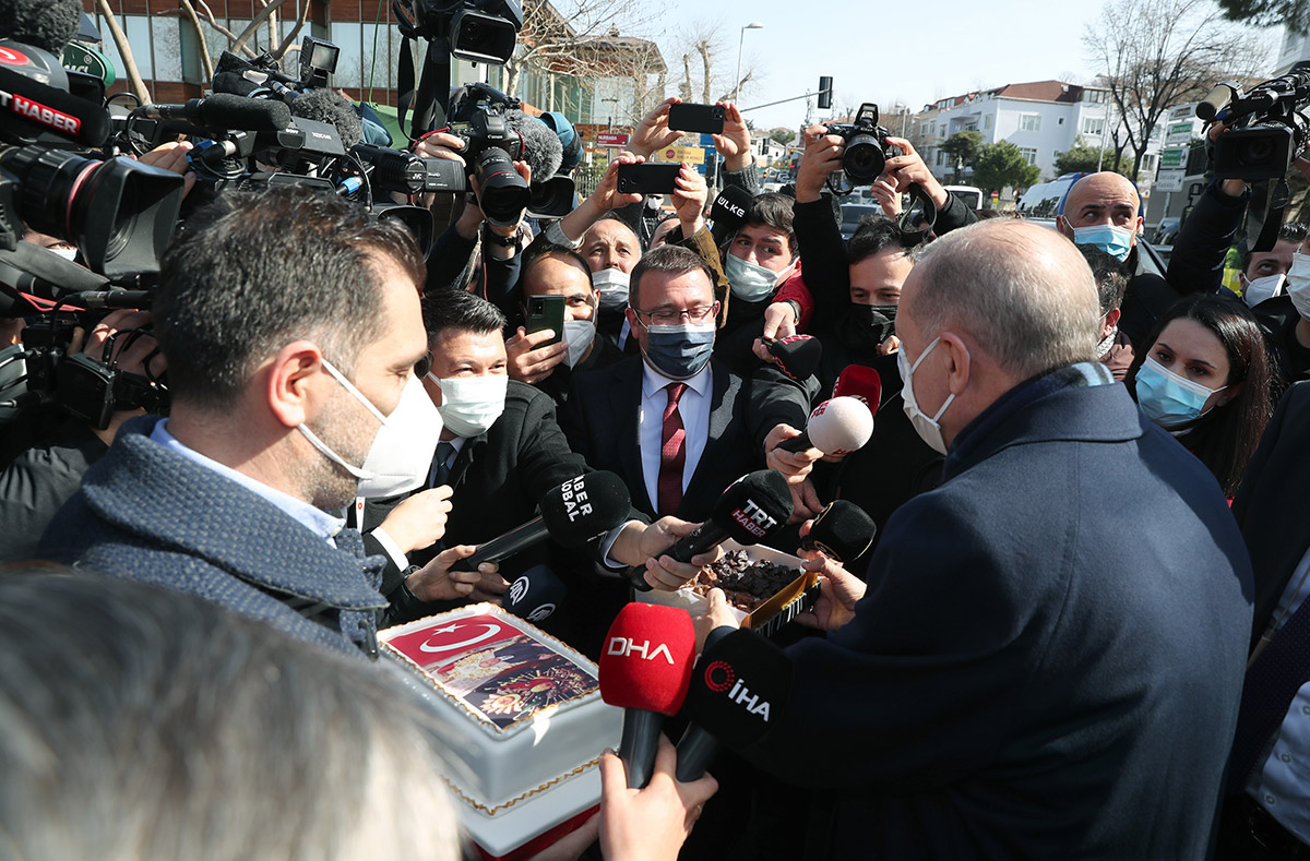 genis-haber-cumhurbaskani-erdogana-evinin-onunde-dogum-gunu-surprizi-4485-dhaphoto5