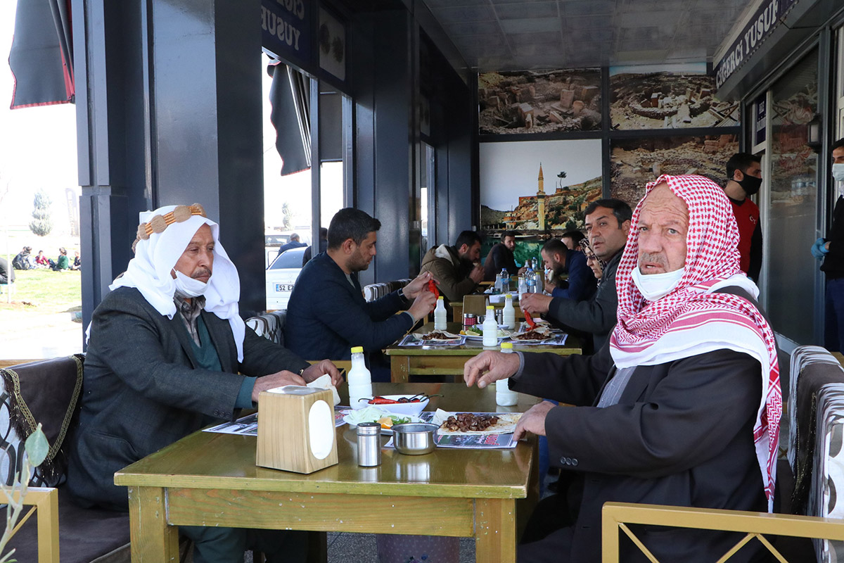 sanliurfada-yasak-kalkti-vatandaslar-cigercilerin-yolunu-tuttu-8650-dhaphoto14