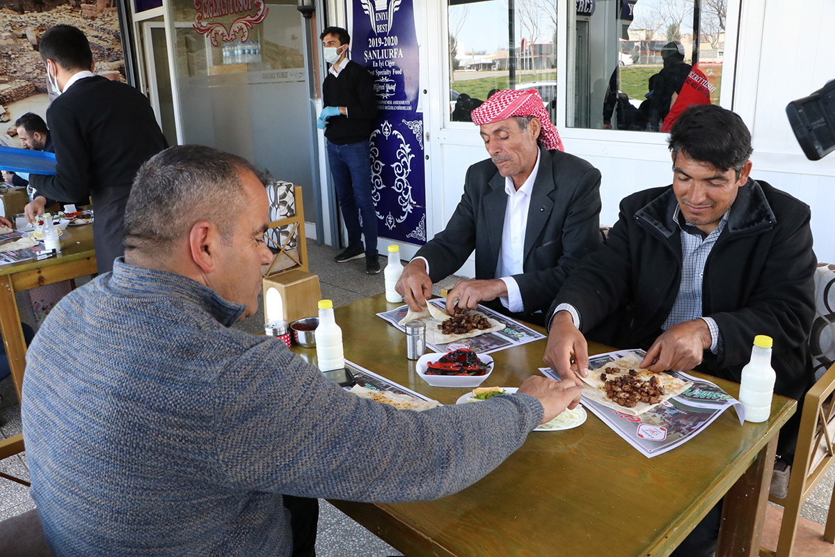 sanliurfada-yasak-kalkti-vatandaslar-cigercilerin-yolunu-tuttu-8650-dhaphoto9