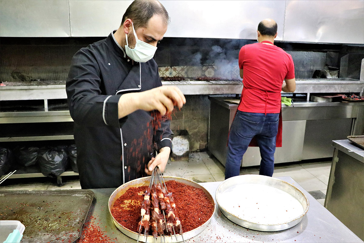 diyarbakirda-pandemiye-ragmen-gunde-4-ton-ciger-tuketiliyor-2379-dhaphoto12