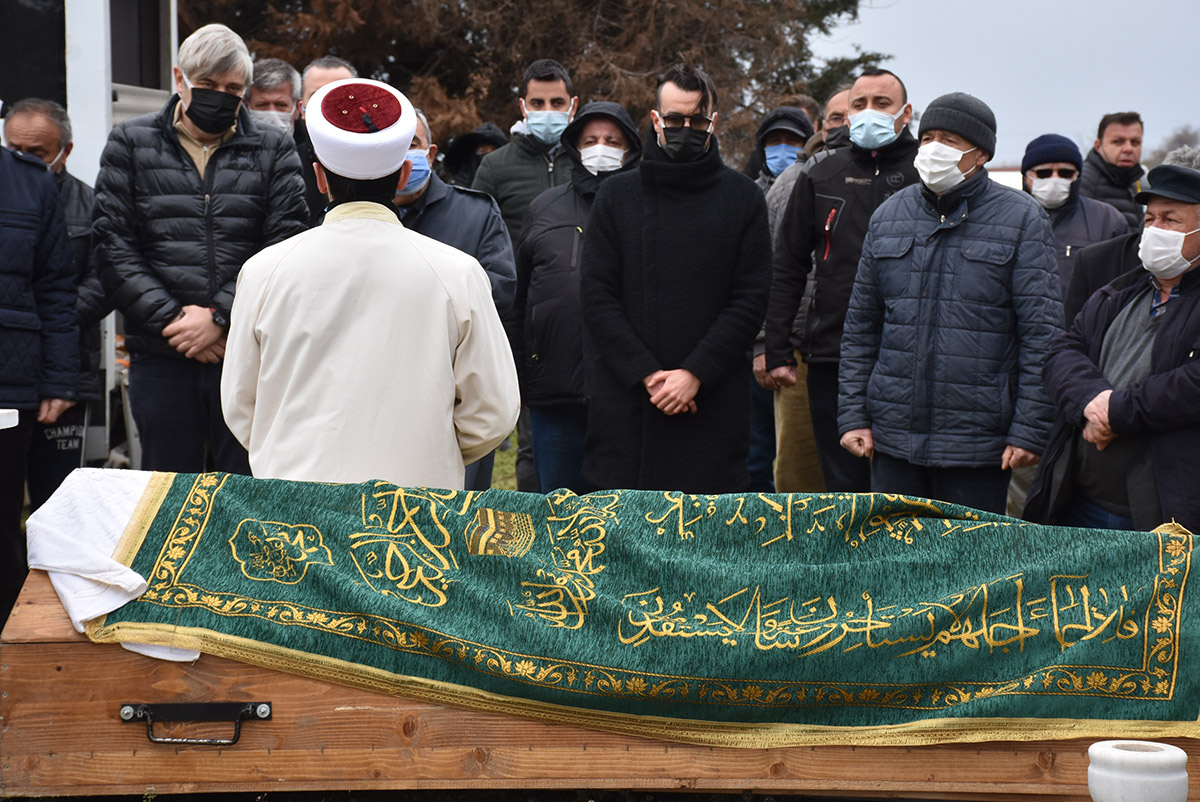 muzisyen-cem-adrian-babasini-son-yolculuguna-ugurladi-8058-dhaphoto15