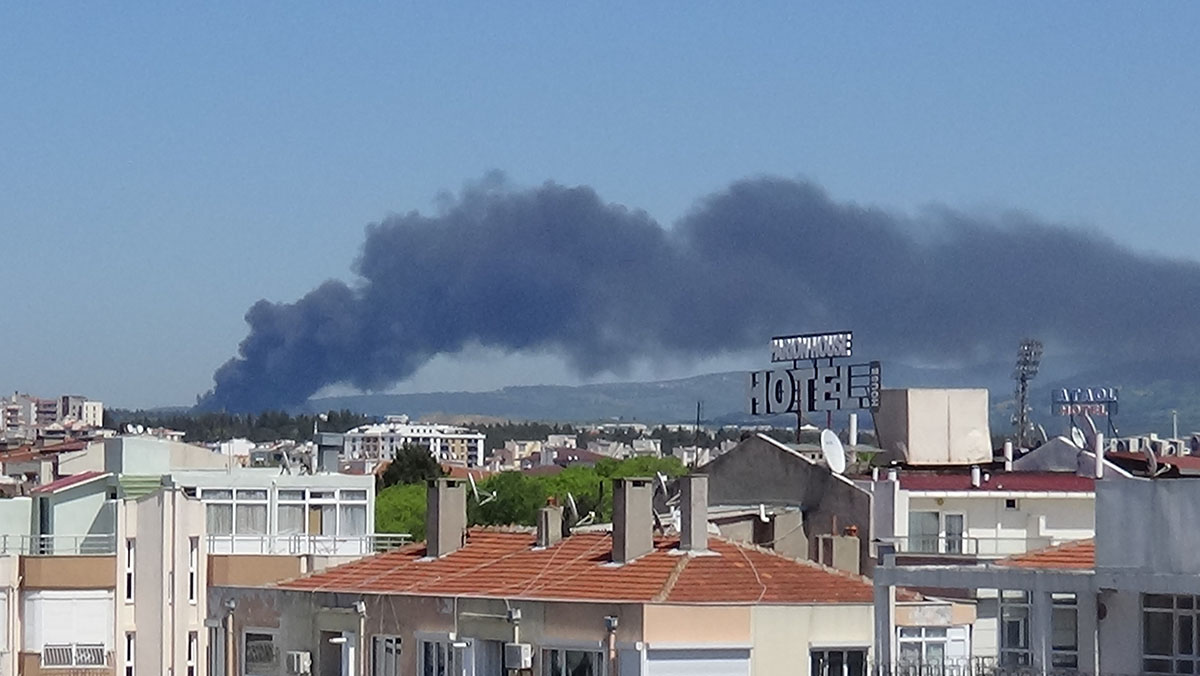 canakkalede-tehlikesiz-atik-alim-merkezinde-yangin1-7055-dhaphoto2