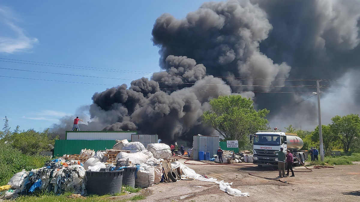canakkalede-tehlikesiz-atik-alim-merkezinde-yangin1-7055-dhaphoto6