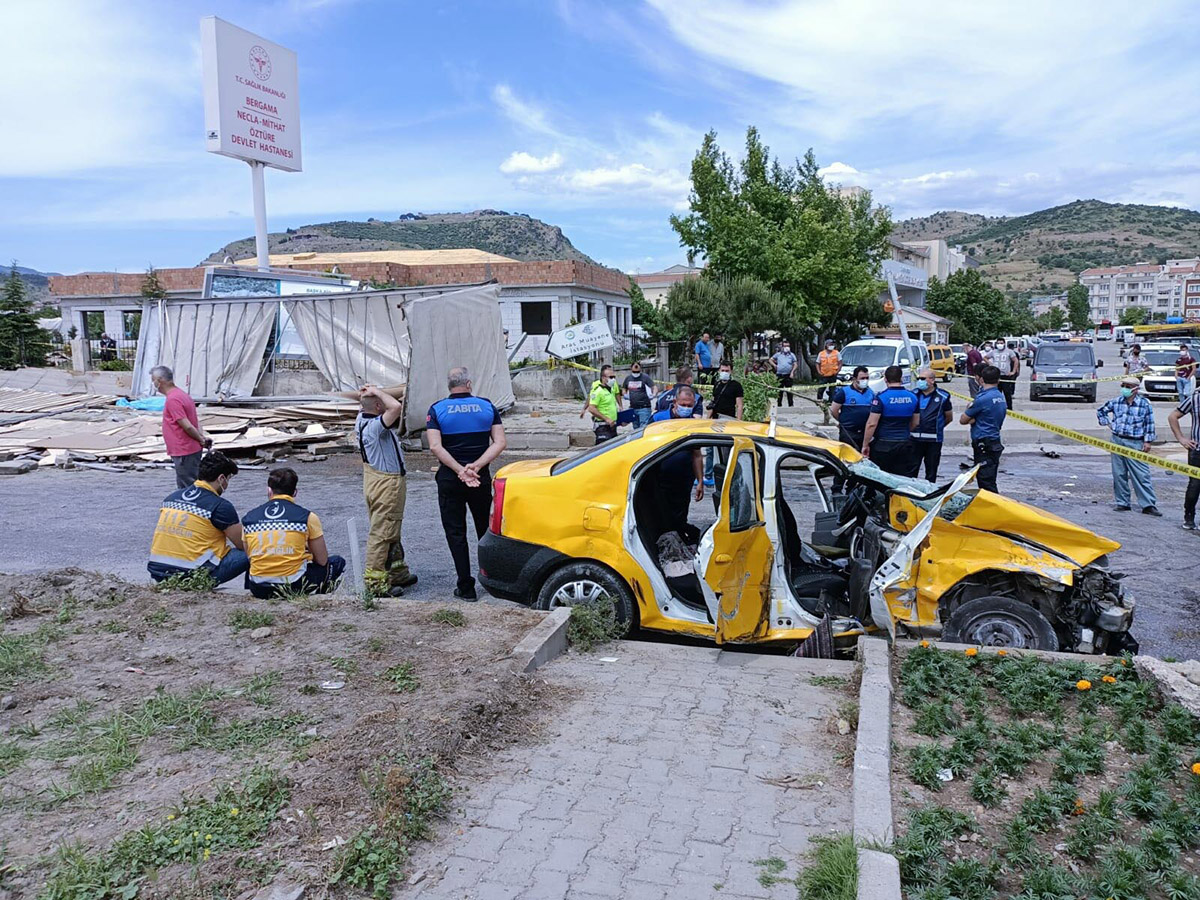 taksiye-carpan-tir-kaldirimdaki-yayalarin-uzerine-devrildi-2-olu-5-yarali-7549-dhaphoto12