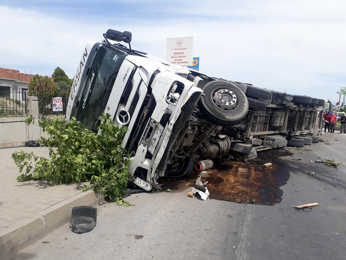 taksiye-carpan-tir-kaldirimdaki-yayalarin-uzerine-devrildi-2-olu-5-yarali-7549-dhaphoto15