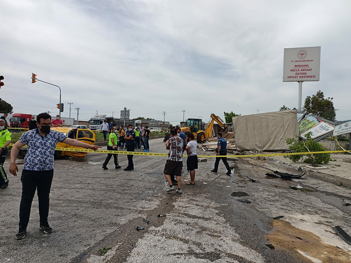 taksiye-carpan-tir-kaldirimdaki-yayalarin-uzerine-devrildi-2-olu-5-yarali-7549-dhaphoto9