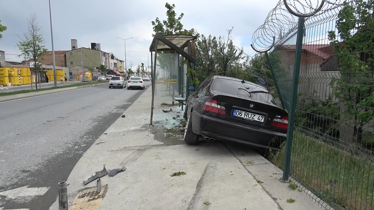 arnavutkoyde-otomobil-otobus-duragina-girdi-1-yarali-5788-dhaphoto2