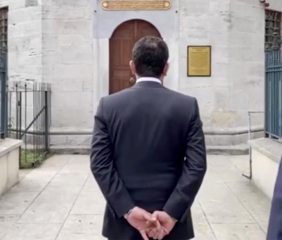 mamoglu-elleri-arkada