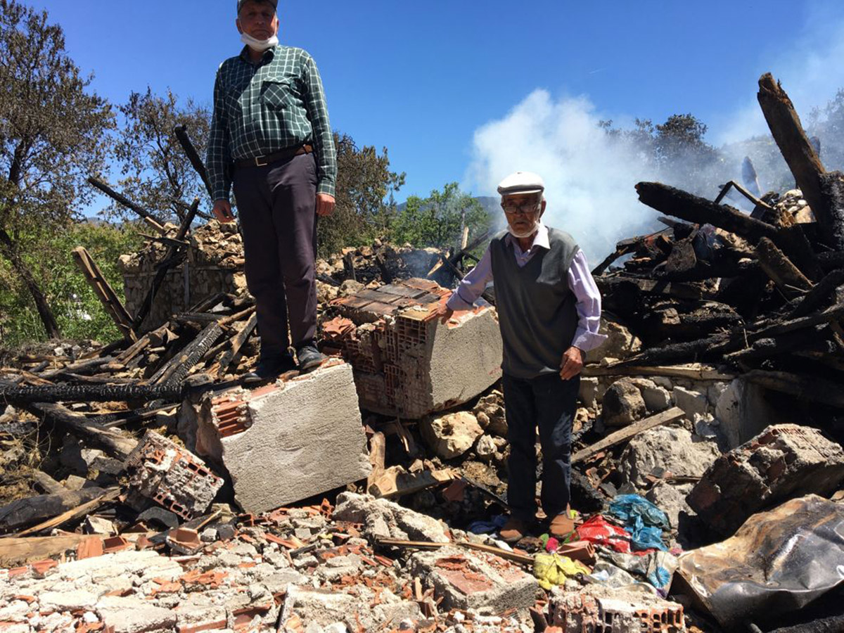 yanan-evinin-enkazina-bakip-50-yillik-yuvam-yandi-diyerek-agladi-7913-dhaphoto5