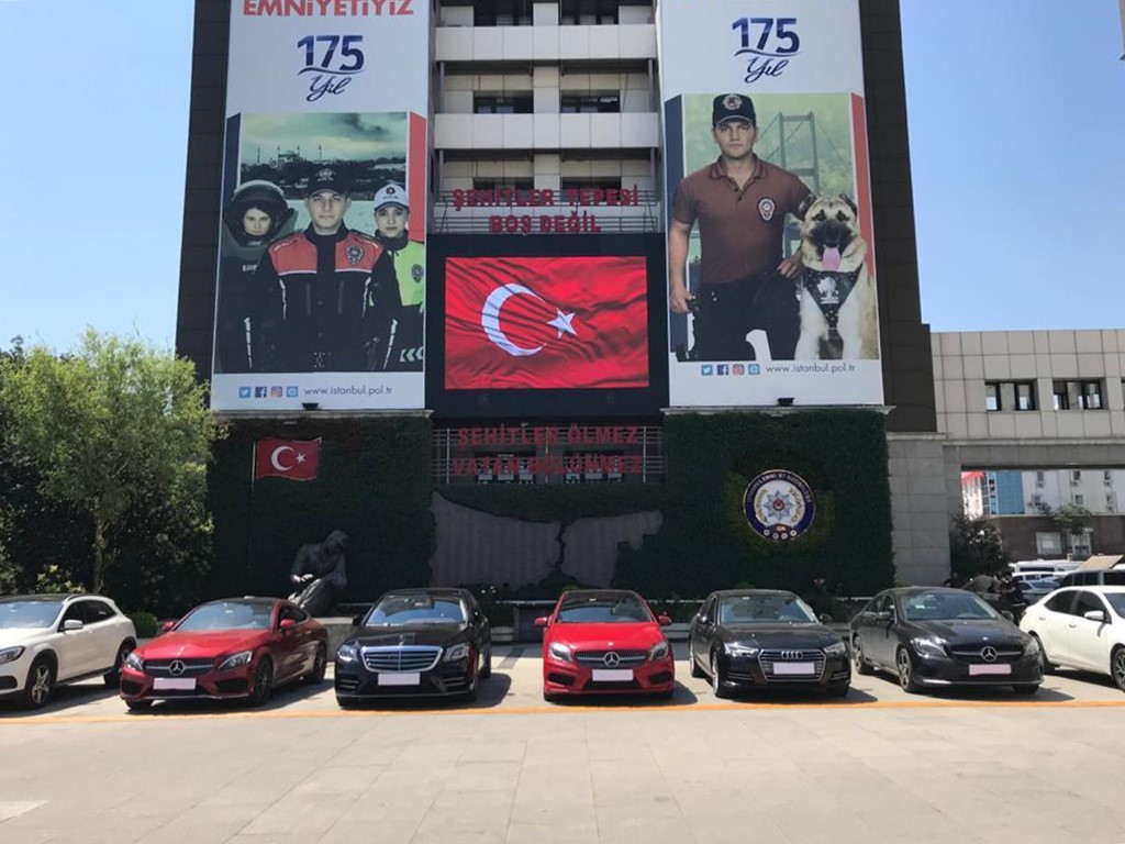 bataklik-operasyonu-nda-ele-gecirilen-luks-araclar-sergilendi-5efb34bfe7cf2-001