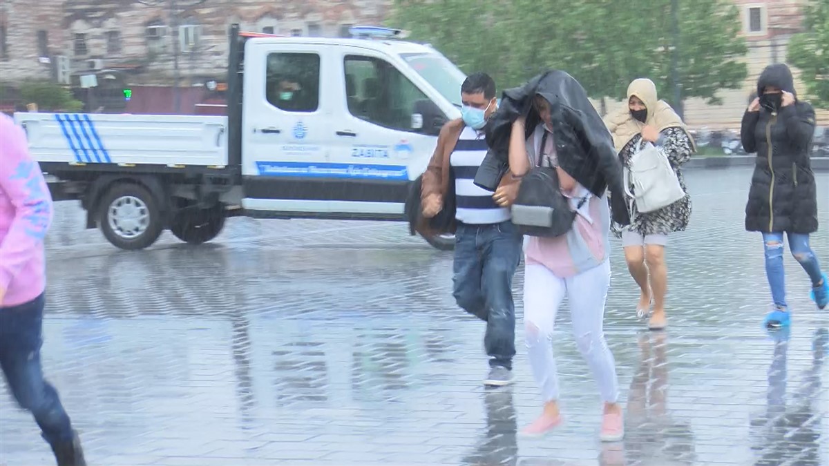 drone-goruntusuyle-bogazin-ustu-karardi-yagmura-hazirliksiz-yakalananlar-kacti-4769-dhaphoto13