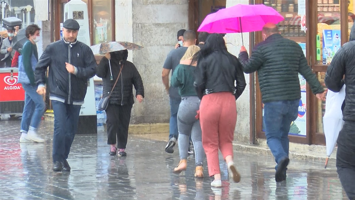 drone-goruntusuyle-bogazin-ustu-karardi-yagmura-hazirliksiz-yakalananlar-kacti-4769-dhaphoto6