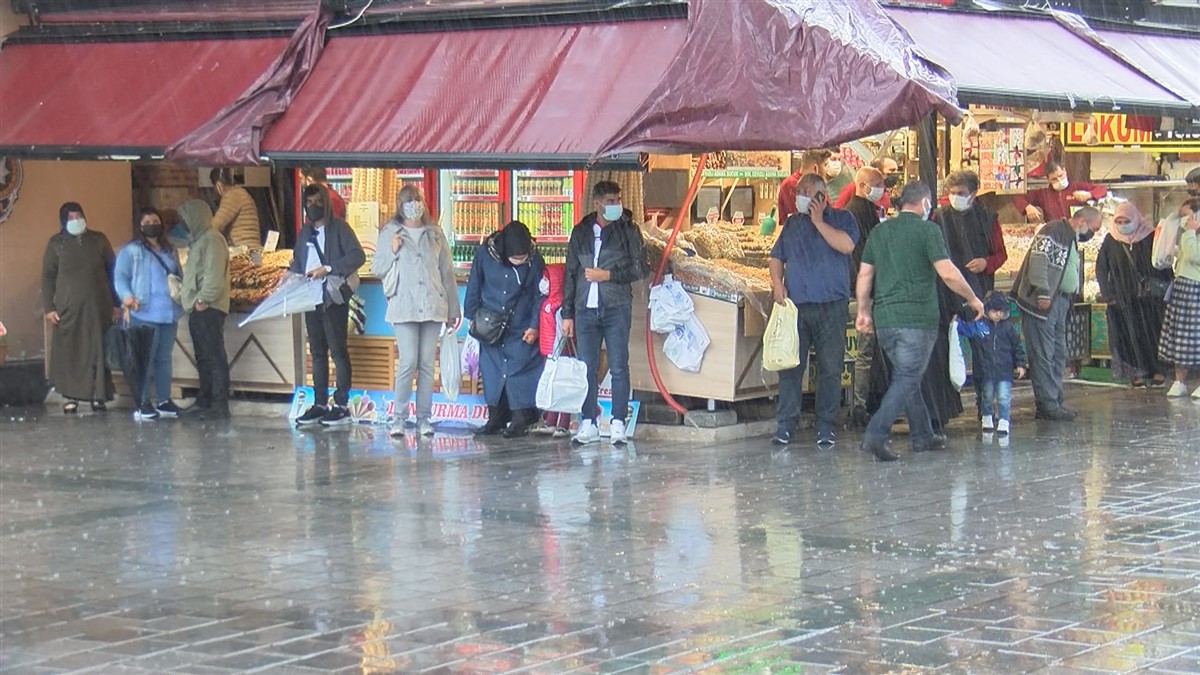 drone-goruntusuyle-bogazin-ustu-karardi-yagmura-hazirliksiz-yakalananlar-kacti-4769-dhaphoto7