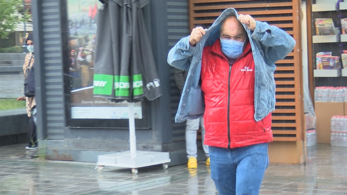 drone-goruntusuyle-bogazin-ustu-karardi-yagmura-hazirliksiz-yakalananlar-kacti-4769-dhaphoto8