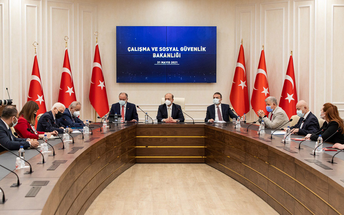 kamu-iscileri-icin-toplu-is-sozlesmesi-gorusmesi-basladi-2571-dhaphoto3