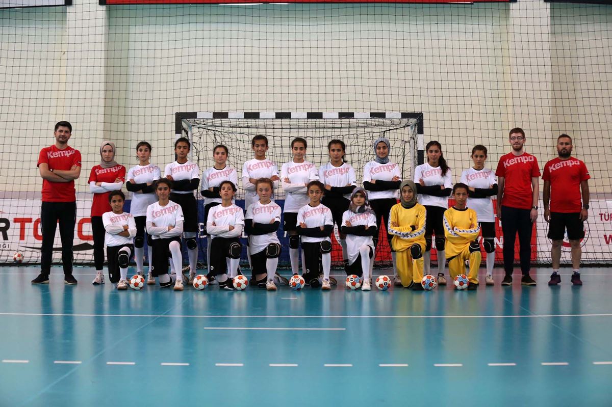 ozel-sanliurfali-minikhentbolcu-merve-akpinar-koyumdeki-kiz-cocuklarinin-kaderini-degistirecegim-9678-dhaphoto3