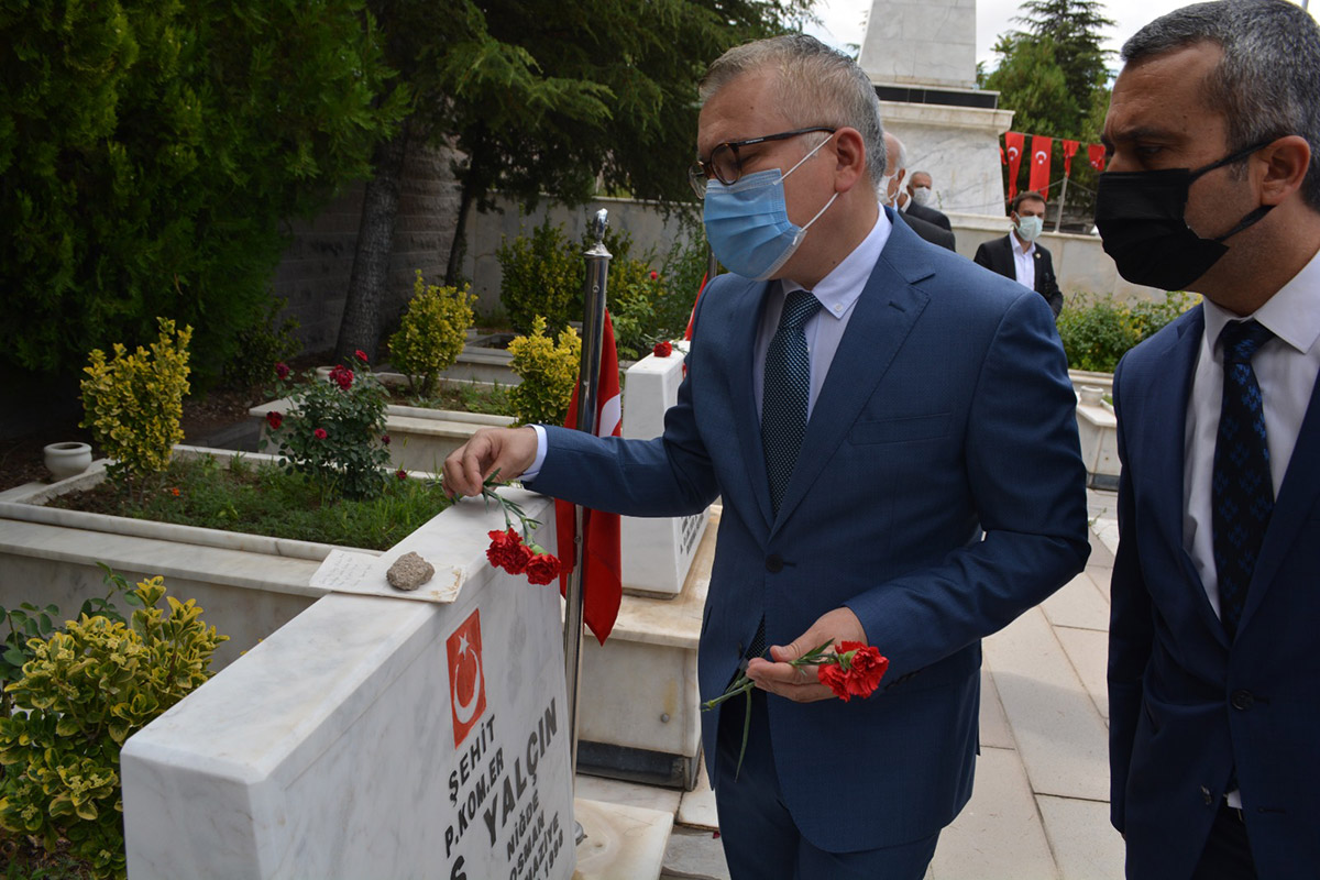 sehit-mezarindaki-not-gorenleri-duygulandirdi-8471-dhaphoto1