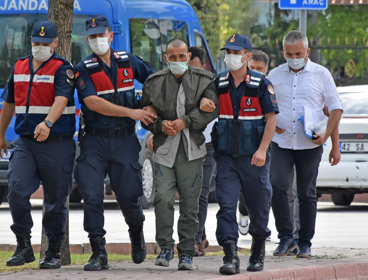 buyuksen-cifti-cinayetinde-gozaltina-alinan-afgan-coban-adliyede-1733-dhaphoto5