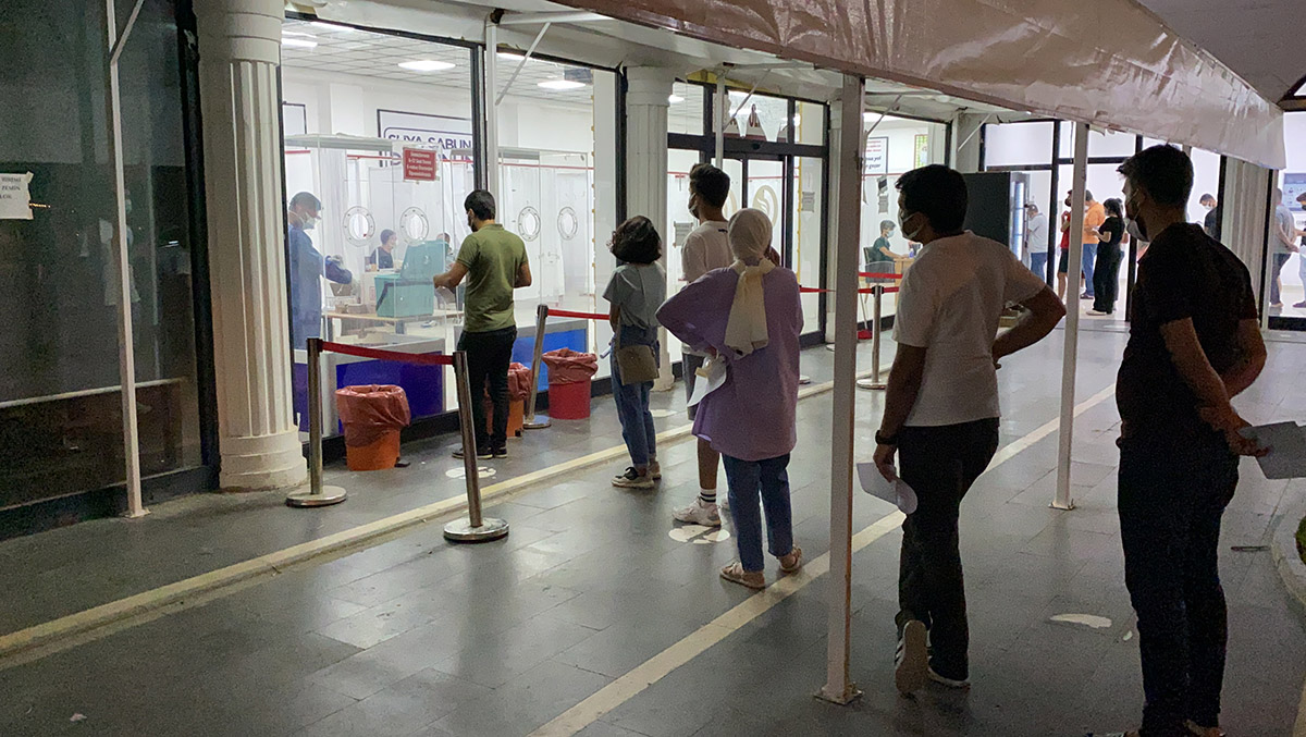 vaka-artisinin-surdugu-diyarbakirda-pcr-testi-icin-uzun-kuyruklar-olustu-9068-dhaphoto3