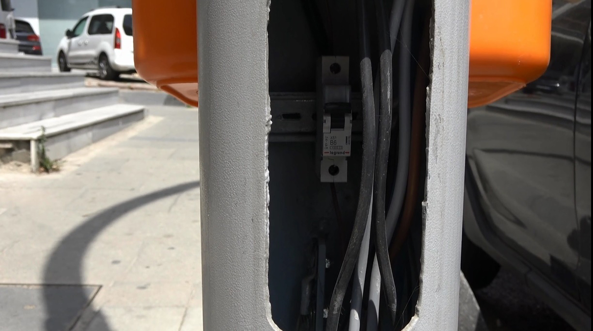 sultangazide-aydinlatma-direklerinin-kapaklari-calindi-4398-dhaphoto3-copy