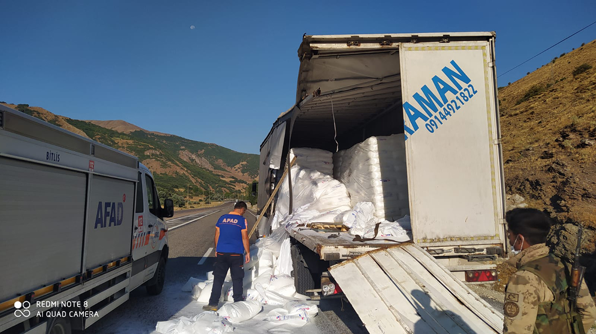 yolcu-otobusu-ile-tir-carpisti-1i-agir-3-yarali-7852-dhaphoto5-copy