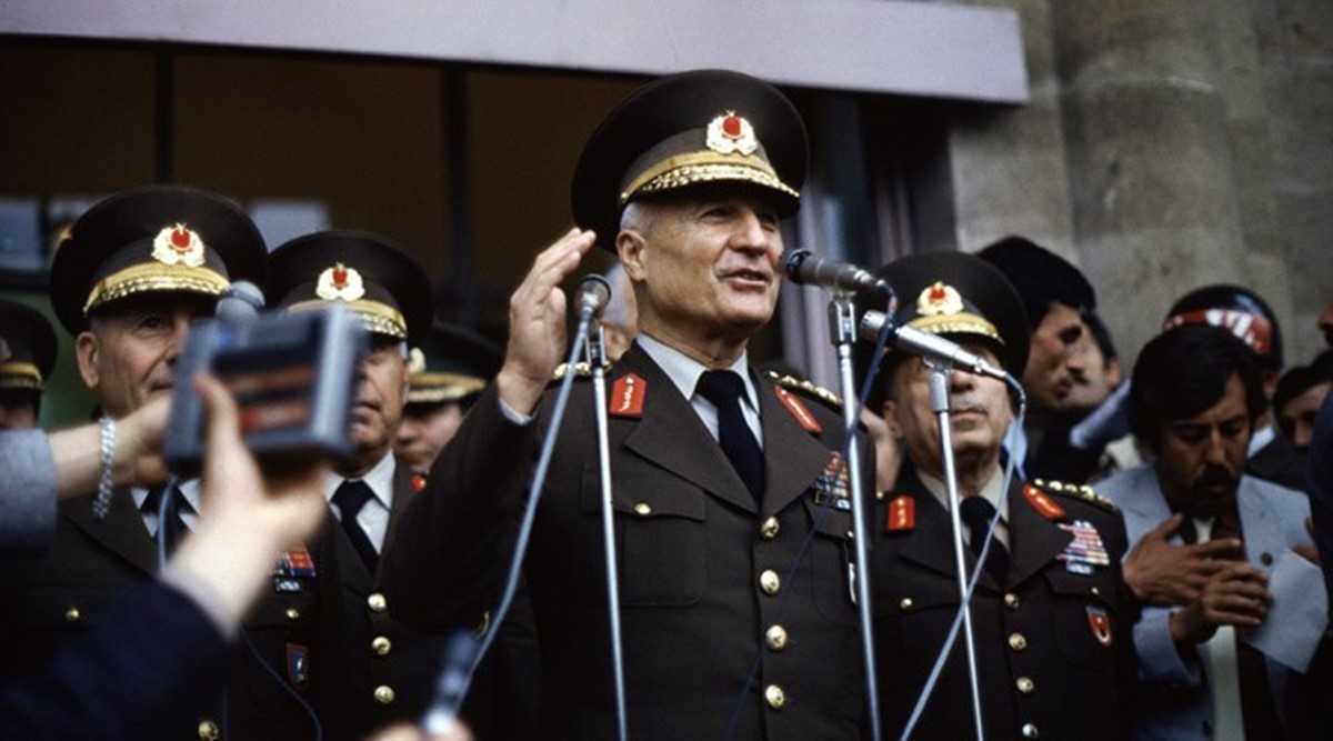 aym-kenan-evren-paylasimini-elestirmek-suc-degil-844745-5