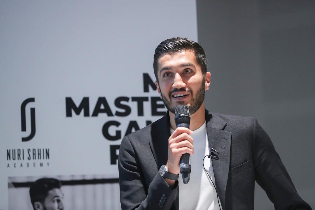 bir-akademi-yapacagimizi-duyurdugumuzda-muhtemelen-bircok-kisi-cocuklar-icin-futbol-kampi-duzenleyecegimizi-dusundu-elbette-akademi-ile-ilgili-planlarimizin-merkezinde-cocuklar-var-ama-sahaya-inmek-topa-nasil-vu