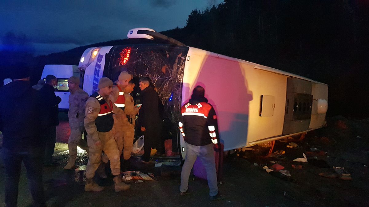 son dakika erzincan da yolcu otobusu devrildi