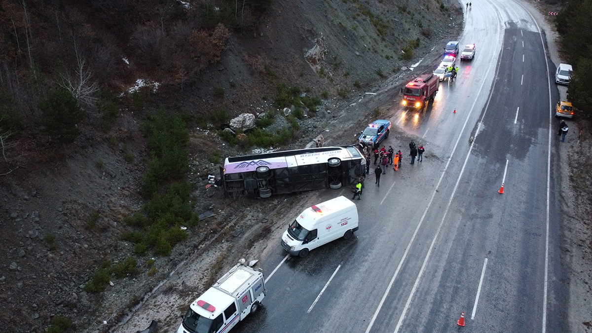 son dakika erzincan da yolcu otobusu devrildi