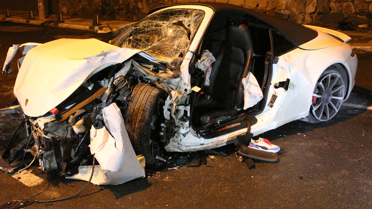 sariyer de feci kaza asiri hizli arac elektrik diregine carpti 3 yarali