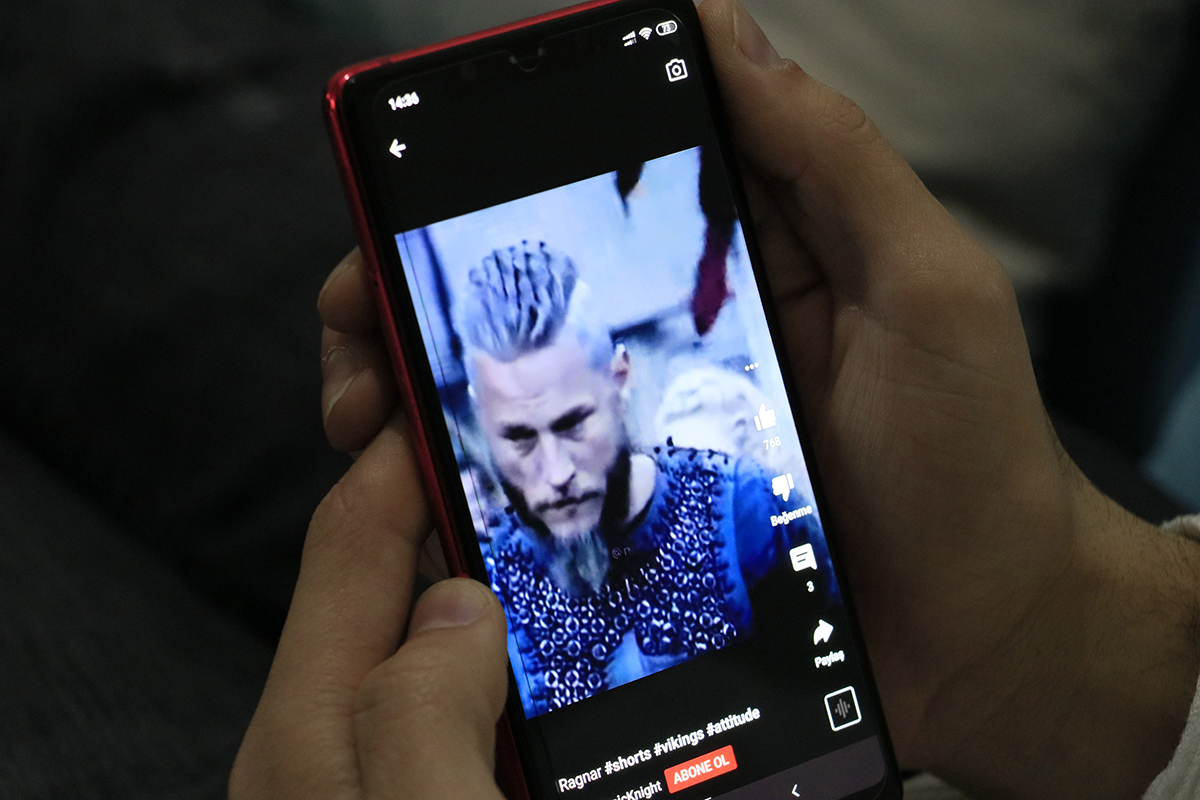 yeni-dogan-bebegine-viking-krali-ragnarin-ismini-verdi-4225-dhaphoto3-copy