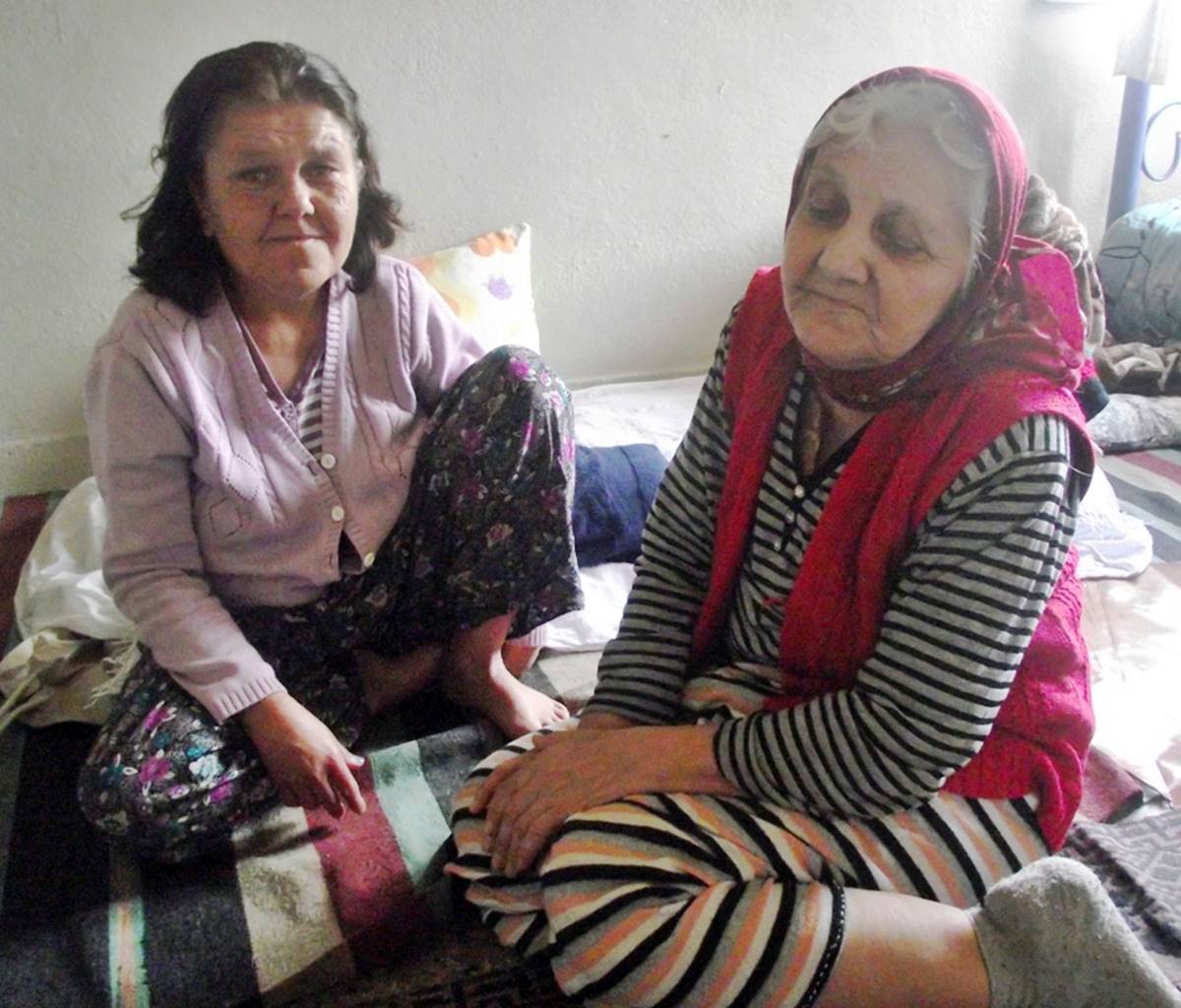 tahtac-fatma-uzun-sredir-felli-olan-annesine-bakyor-001