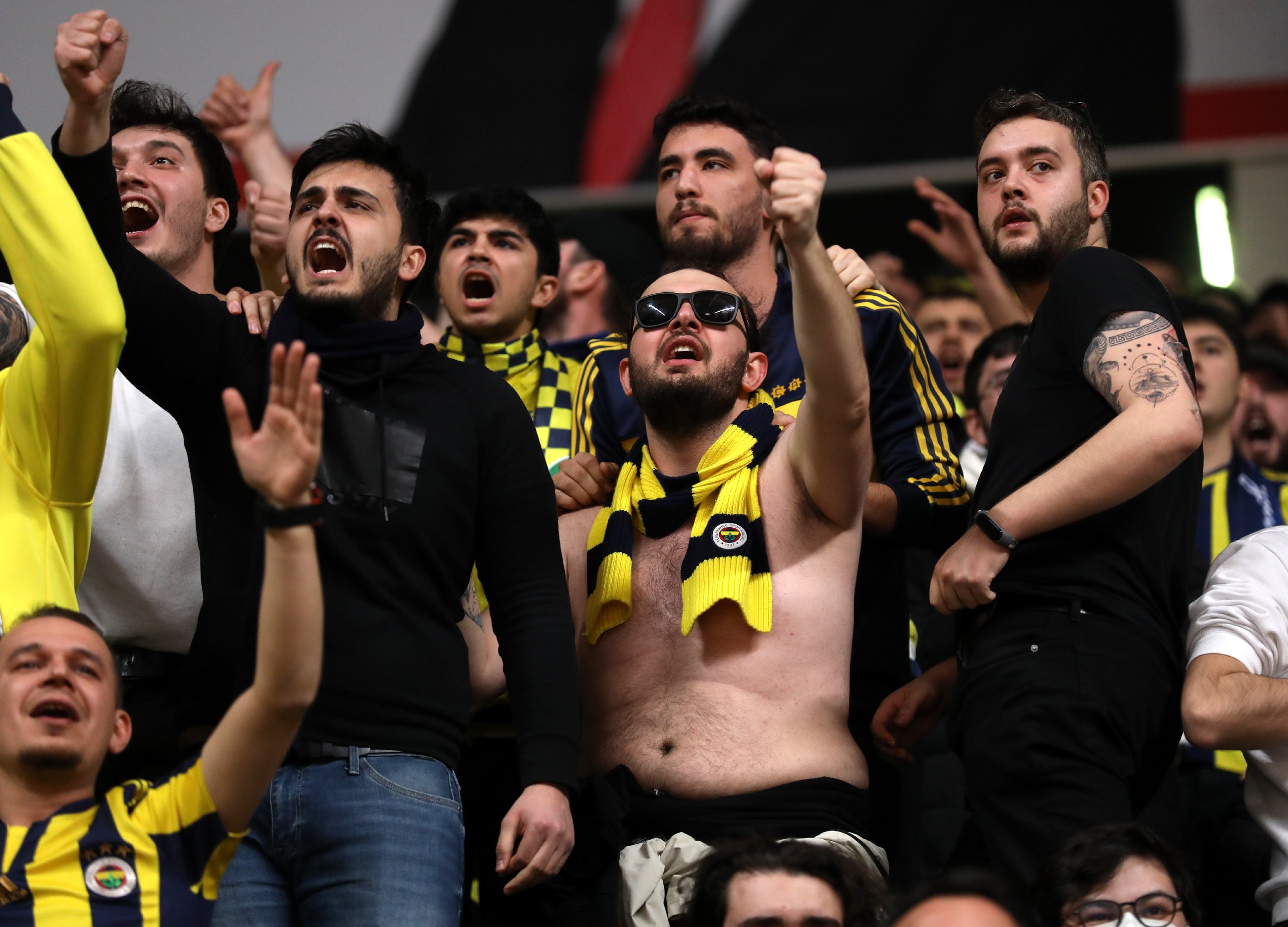 fenerbahce-beko-galatasaray-nef-macina-tribunlerin-bosaltilmasi-icin-ara-verildi-9116-dhaphoto1.jpg