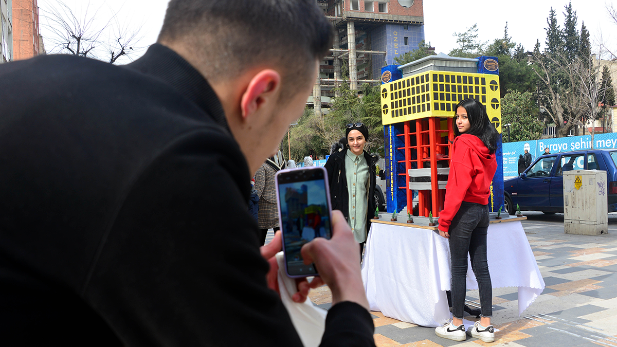 dunyanin-en-sacma-binasi