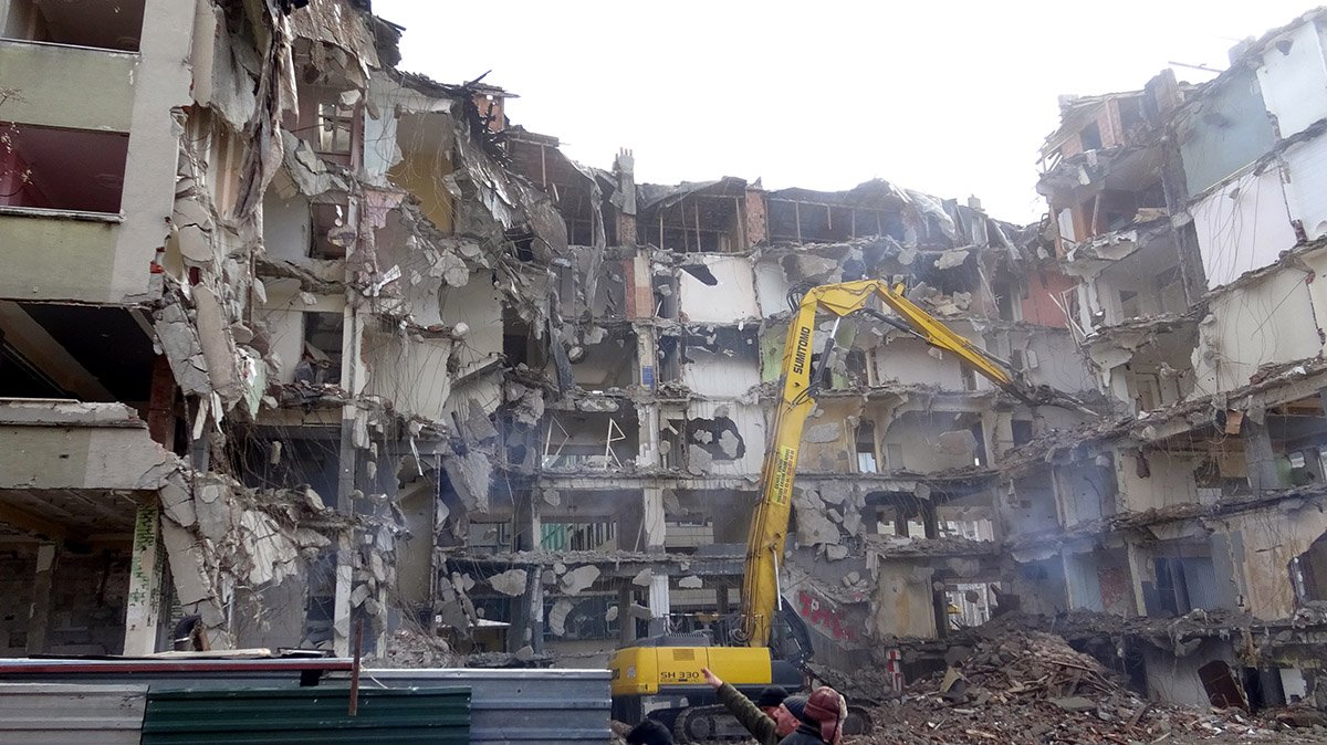 avcilarda-bina-coktu-cevredekilerin-olumden-dondugu-anlar-kamerada-4625-dhaphoto10