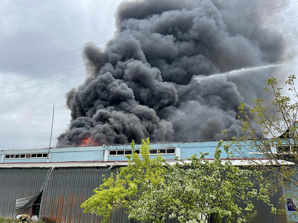 aa-20220502-27748510-27748508-usakta-bir-battaniye-fabrikasinda-yangin-cikti-copy