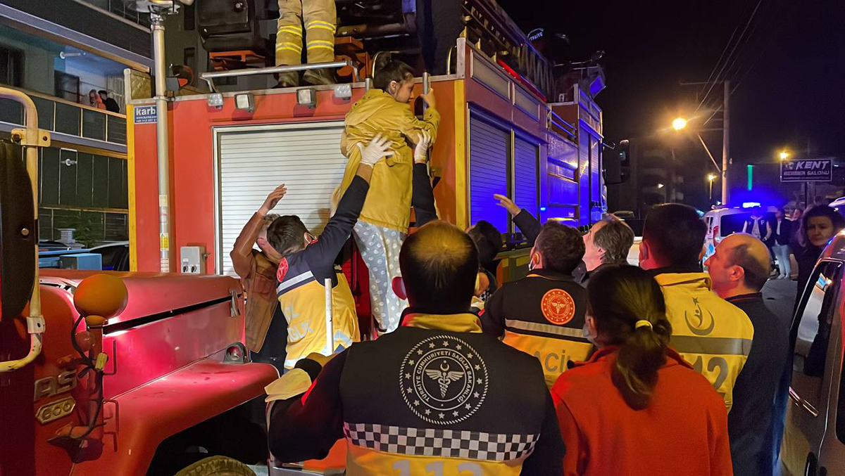 aa-20220508-27793926-27793921-karabukte-bir-evde-cikan-yanginda-5-kisi-dumandan-etkilendi-copy