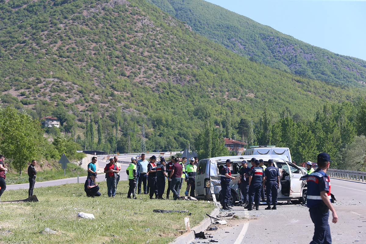 aa-20220518-27895828-27895822-tokatta-minibus-ile-otomobilin-carpismasi-sonucu-2-kisi-oldu-12-kisi-yaralandi-copy