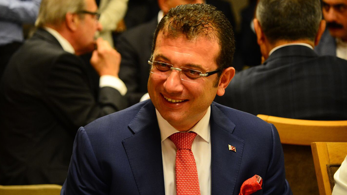 ekrem-imamoglu-guluyor