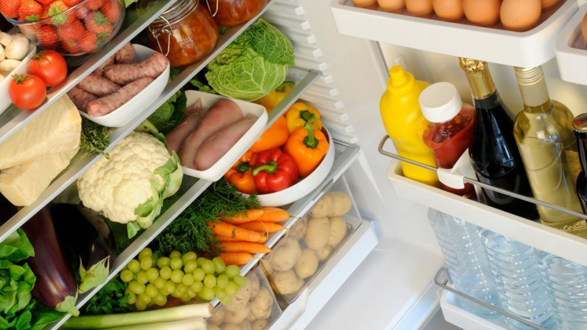 Питание холодильника. Холодильник с продуктами. Хранение продуктов. Холодильник для продуктов. Холодильник с едой.